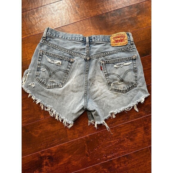 Levi 505 Women’s Raw Cut Off Distressed Light wash Jean short Sz 36 - Picture 7 of 8